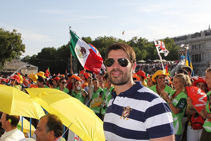 Eduardo Verástegui en la JMJ 2011, con su grupo de jóvenes